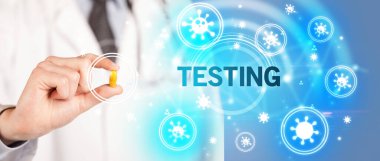 Doktor, TESTING yazıtları ve koronavirüs konseptiyle hap veriyor.