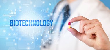 Doktor BIOTECHNOLOGY yazıtlı bir hap veriyor, yeni teknoloji çözüm kavramı kavramı kavramı