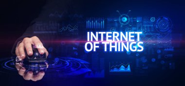 El ele tutuşan kablosuz kablosuz internetteki şeyler yazı, modern teknoloji konsepti