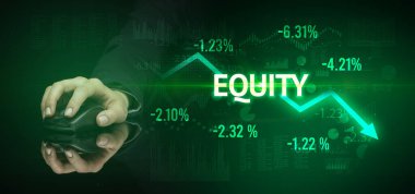 Erkek eli kablosuz çevre ile eşitlik yazılı, modern iş konsepti