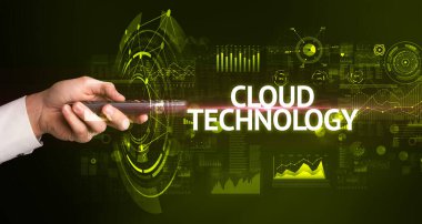CLOUD TEKNOLOJİ yazıtları ve modern teknoloji konseptiyle el ele tutuşmak