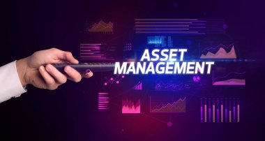ASSET MANAGEMENT yazıtları ve siber iş konseptiyle el ele tutuşmak