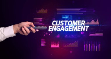CUSTOMER ENGAGEMENT yazıtları ve siber iş konseptiyle el ele tutuşmak