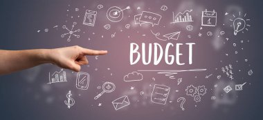 Bütçe yazıtlarına, modern iş çözümleri kavramına işaret eden kırpılmış ellerin yakın çekimi