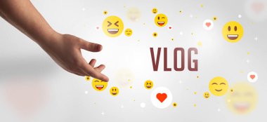 VLOG yazıtlarına, sosyal medya kavramına işaret eden kırpılmış ellerin yakın çekimi