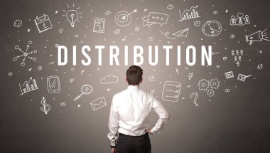 DİSTRIBUTION yazıtları, modern iş konsepti olan bir iş adamının arka görüşü