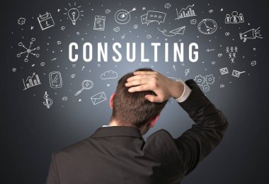 CONSULTING yazıt, modern iş konsepti ile bir iş adamının arka görünümü