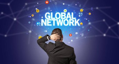 GLOBAL NETworK yazıtları, sosyal ağ kavramına sahip bir işadamının arka görünümü