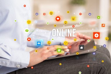 Sosyal medya simgeleri ve ONLINE yazıt kavramı kavramı ile multimedya oynayan işadamlarının kapatılması