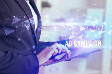 AD CAMPAIGN yazıtları ve modern iş teknolojisi kavramı ile elleri kapat