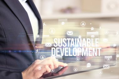 BİR tabletin yakın plan araştırması SUSTAINA DEVELOPMENT yazıt, modern teknoloji konsepti