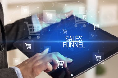 SALES FUNNEL yazıtları ile çevrimiçi alışveriş uygulaması aracılığıyla alışveriş yapan genç kişi