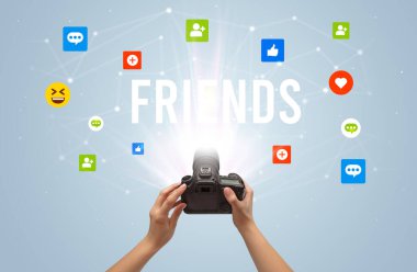 Arkadaşların yazılarıyla sosyal medya içeriğini yakalamak için kamera kullanmak, sosyal medya içeriği kavramı