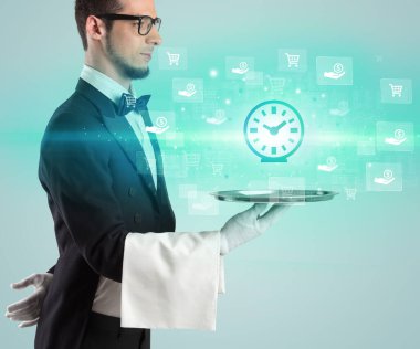 Genç garson tepside saat simgeleri sunuyor, yeni iş modeli konsepti