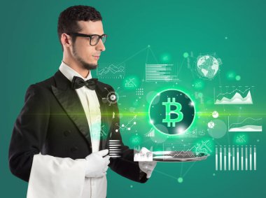 Genç garson tablada bitcoin ikonları servis ediyor, para değişimi konsepti