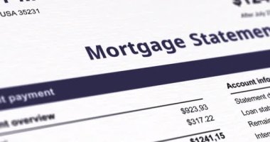 İpotek beyanı, aylık kredi özeti özet raporu, kağıt form üzerindeki kamera hareketleri, görüntüler.