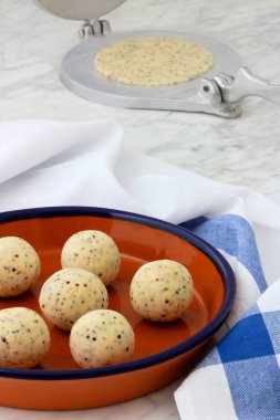 Meksika mısırlı tortilla hamuru ve tortilla, el yapımı tortilla ezmesi..