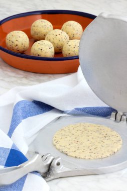 Meksika mısırlı tortilla hamuru ve tortilla, el yapımı tortilla ezmesi..