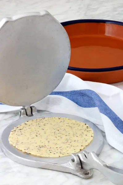 墨西哥玉米饼面团和玉米饼 用玉米饼压榨机手工制作 — 图库照片