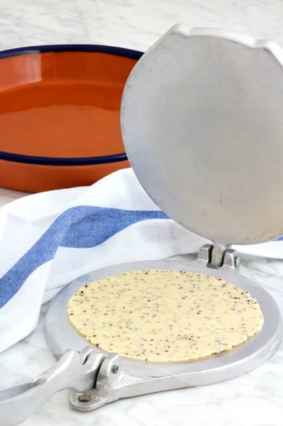 墨西哥玉米饼面团和玉米饼 用玉米饼压榨机手工制作 — 图库照片