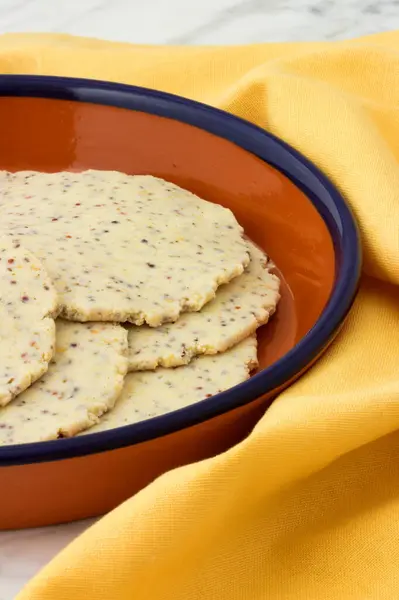 El yapımı Meksika mısır tortillası Chia tohumu, kinoa ve susam tohumlarıyla karıştırılmış sağlıklı, lezzetli ve besleyici süper yiyecekler..