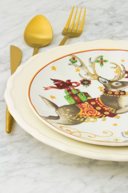 Güzel bir Noel sofrası, masanızı renklendirmek için zarif bir yol..