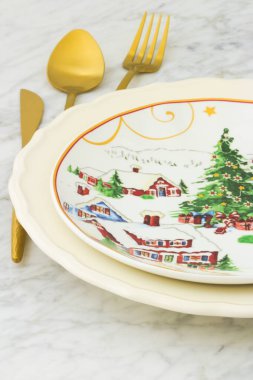 Güzel bir Noel sofrası, masanızı renklendirmek için zarif bir yol..