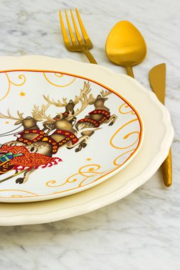 Güzel bir Noel sofrası, masanızı renklendirmek için zarif bir yol..