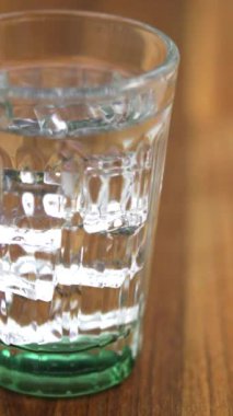 Özellikle tahıl ve patatesten yapılan alkollü bir içecek.