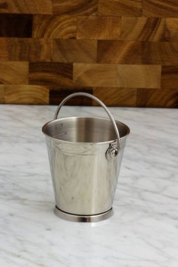 Paslanmaz çelikten fast food servis etmek, en lezzetli tariflerinize şenlikli ve çekici bir sunum eklemek için harika bir yol..