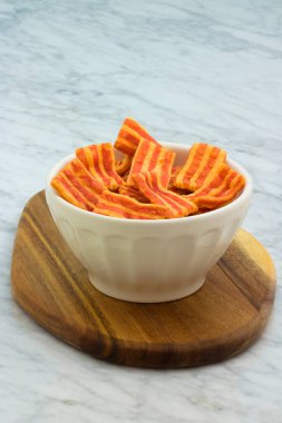 Fırında pişmiş, et yok, yapay aromalı patates unlu pastırma cipsi..