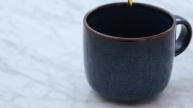 Kağıt bir kumaştan yeni demlenmiş birinci sınıf sıcak kahve..