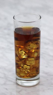 Sıcak bir yaz öğleden sonrası için ev yapımı buzlu çay mükemmel.