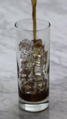 Soğuk soda bardağı sıcak bir yaz öğleden sonrası için harika.