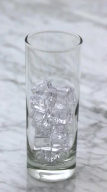 Lezzetli ve taze ananasla yapılmış taze ananas suyu.