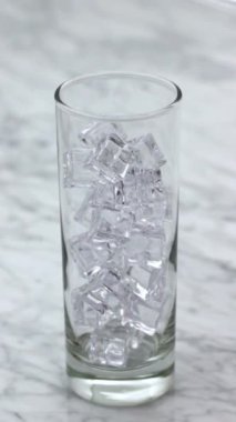 Sıcak bir yaz öğleden sonrası için ev yapımı buzlu çay mükemmel.