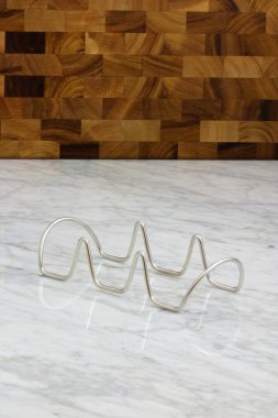 Paslanmaz çelikten fast food servis etmek, en lezzetli tariflerinize şenlikli ve çekici bir sunum eklemek için harika bir yol..