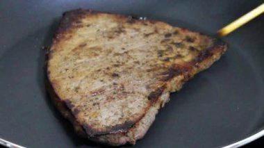 Lezzetli bir bifteğin kabuğunu karamelize etmek için kavrulmuş, ona lezzetli ve çıtır çıtır bir dış görünüş verir..