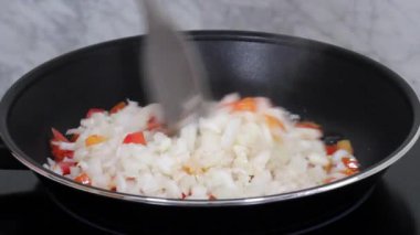 Ev yapımı Kolombiyalı, domates ve soğan aromalı Hogao adında bir sos..