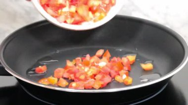 Ev yapımı Kolombiyalı, domates ve soğan aromalı Hogao adında bir sos..