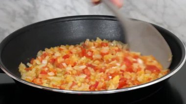 Ev yapımı Kolombiyalı, domates ve soğan aromalı Hogao adında bir sos..