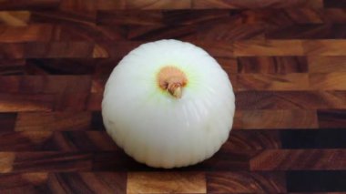 Tahta üzerinde taze organik beyaz soğanlar.