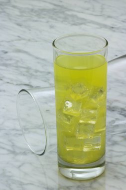 Lezzetli ve taze ananasla yapılmış taze ananas suyu.