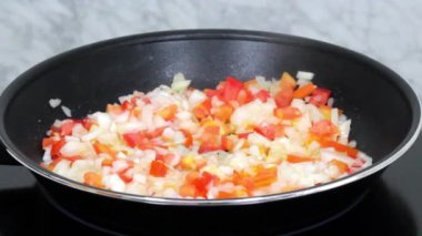 Kızartma tavasında Fransız ekmeği kızartıyorum.