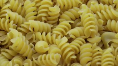 Kızartma tavasında Fransız ekmeği kızartıyorum.