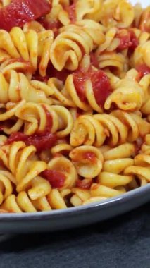 Kızartma tavasında Fransız ekmeği kızartıyorum.