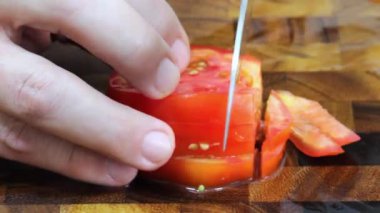 Kızartma tavasında Fransız ekmeği kızartıyorum.