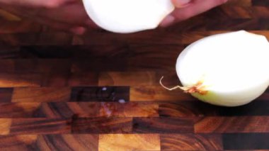 Kızartma tavasında Fransız ekmeği kızartıyorum.