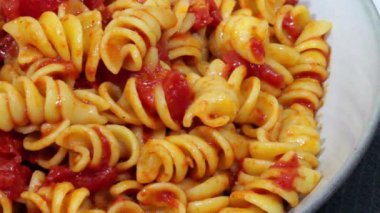 Kızartma tavasında Fransız ekmeği kızartıyorum.