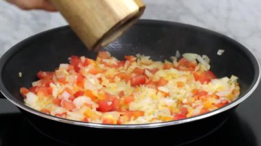 Kızartma tavasında Fransız ekmeği kızartıyorum.